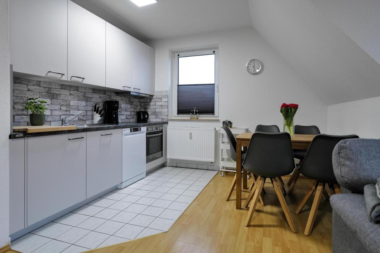 Ferienwohnungen Meerfarbig Zingst - Haustierfrei -Terrasse Mit Strandkorb Oder Balkon - E-Ladesaeule - Parkplatz - Wlan - Fahrradschuppen - Waschtrockner - Ruhig Und Zentral - Nichtraucher Экстерьер фото