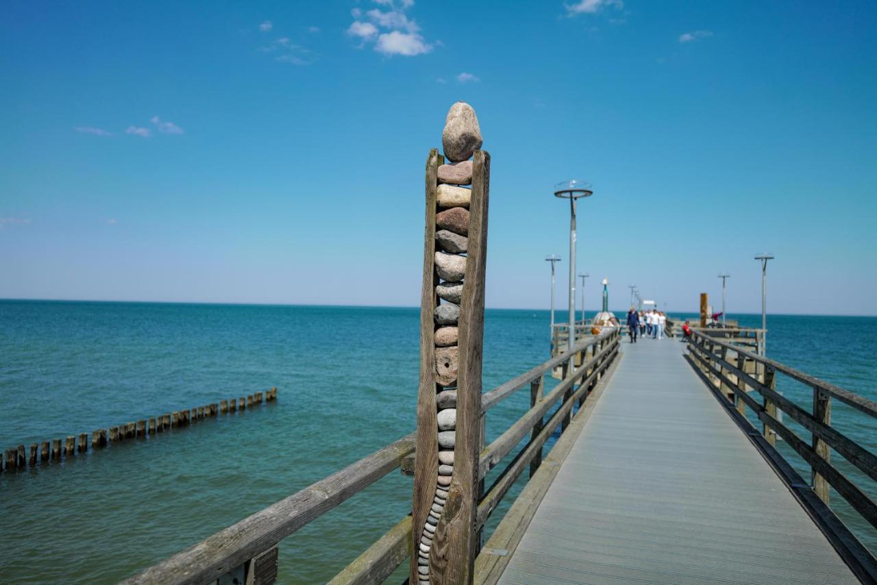 Ferienwohnungen Meerfarbig Zingst - Haustierfrei -Terrasse Mit Strandkorb Oder Balkon - E-Ladesaeule - Parkplatz - Wlan - Fahrradschuppen - Waschtrockner - Ruhig Und Zentral - Nichtraucher Экстерьер фото
