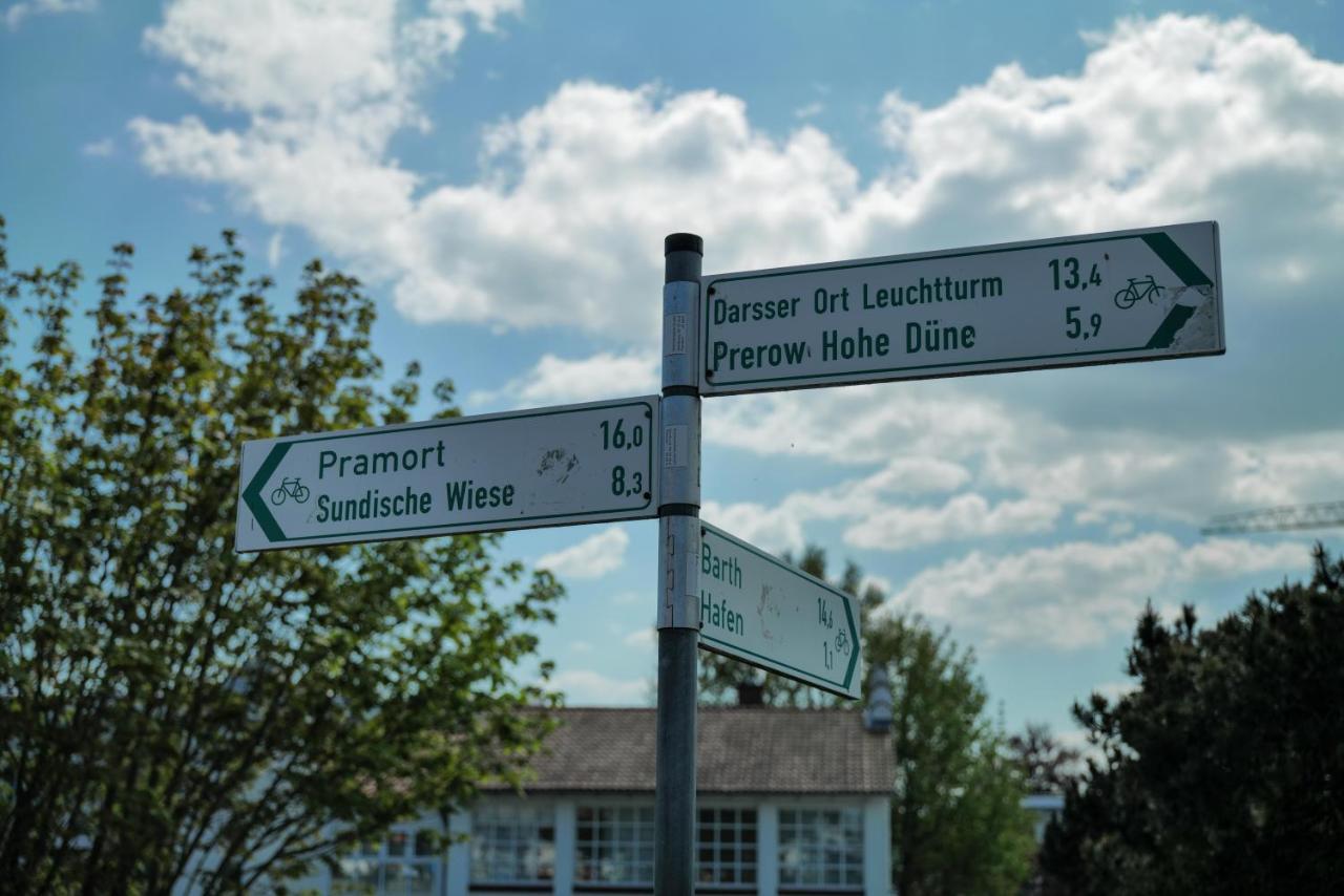 Ferienwohnungen Meerfarbig Zingst - Haustierfrei -Terrasse Mit Strandkorb Oder Balkon - E-Ladesaeule - Parkplatz - Wlan - Fahrradschuppen - Waschtrockner - Ruhig Und Zentral - Nichtraucher Экстерьер фото