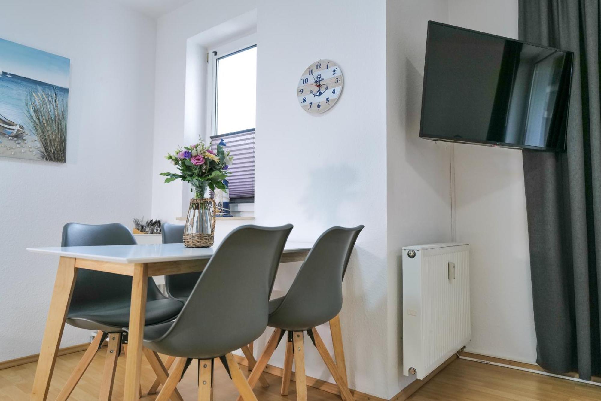 Ferienwohnungen Meerfarbig Zingst - Haustierfrei -Terrasse Mit Strandkorb Oder Balkon - E-Ladesaeule - Parkplatz - Wlan - Fahrradschuppen - Waschtrockner - Ruhig Und Zentral - Nichtraucher Экстерьер фото